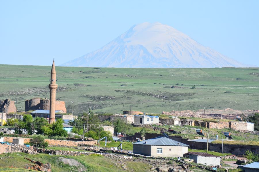 İhtişamlı Ağrı Dağı ile antik kent aynı karede