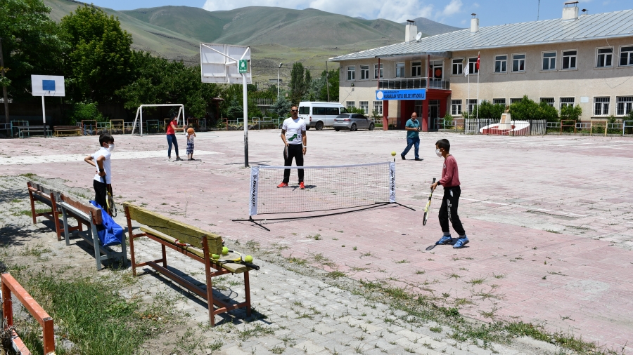 DOĞUBAYAZIT’TA KÖY ÇOCUKLARI GEZİCİ SPOR TİMİ İLE ARTIK ÇOK SPORTİF