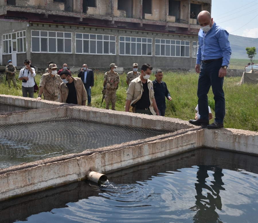 VALİ BALIK GÖLÜNDE İNCELEMELERDE BULUNDU.