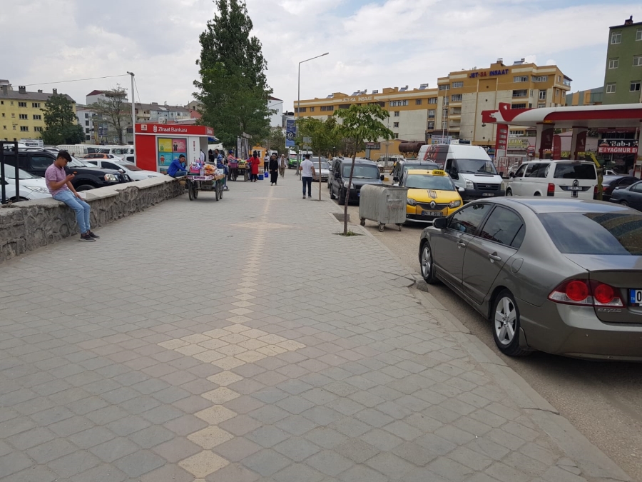 BİZDEN BELEDİYEYE ÖNERİ: “DOĞUBAYAZIT`TAKİ ÇÖPLER İÇİN KORUNAK YAPILAMAZ MI?...”