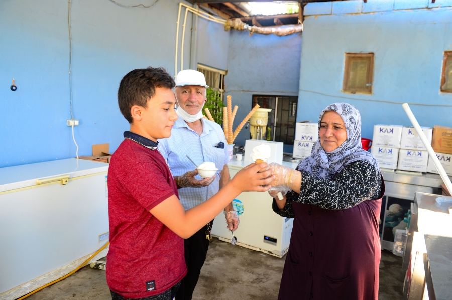 Manda sütünden ürettiği dondurmayla müşterilerine yetişemiyor.