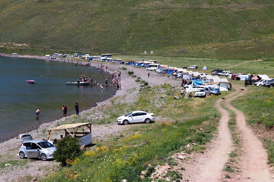 Şehrin gürültüsünden uzaklaşmak isteyenlerin gözde mekanı: Balık Gölü