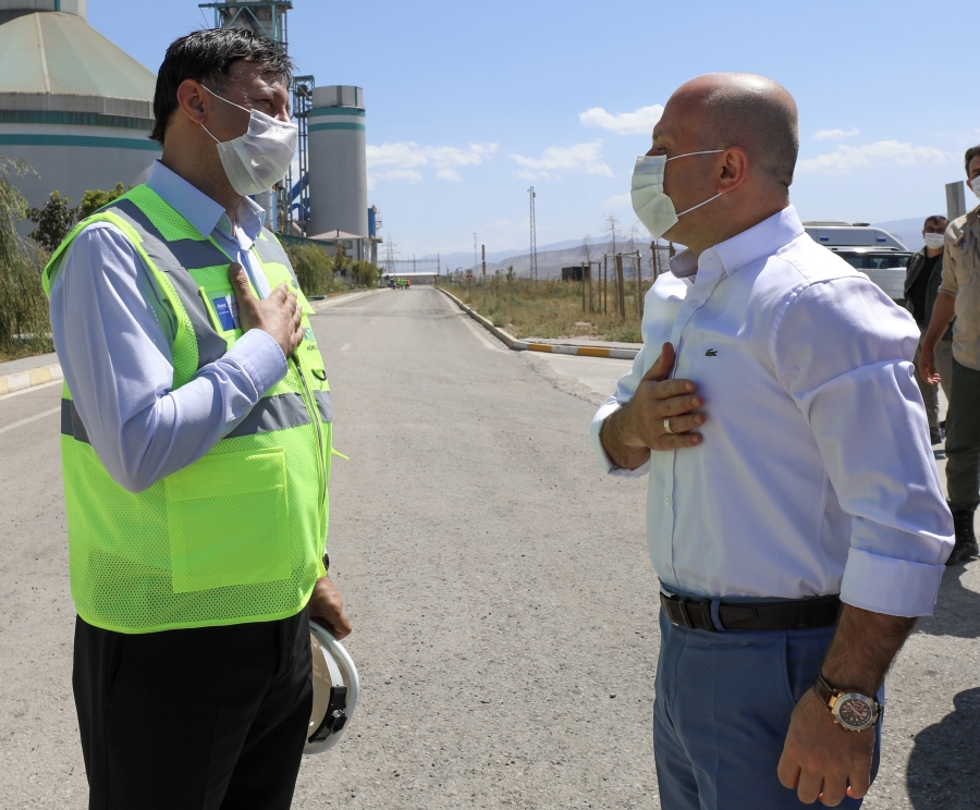 Ağrı Valisi Varol, Doğubayazıt’ta bulunan Ağrı Çimento Fabrikası