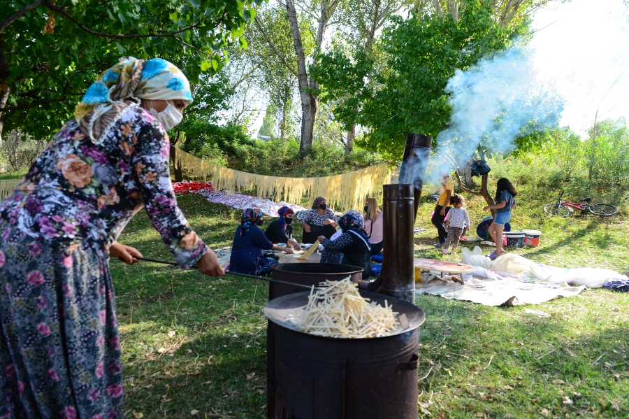 KADINLAR KIŞ SOFRALARINI SÜLEYECEK ERİŞTE MESAİSİNDE