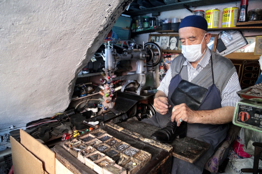 Bir metrekarelik dükkanda ayakkabı tamiriyle geçen ömür