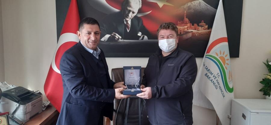 Bölge hayvancılığına değer katan işletmeler plaketle ödüllendiriliyor.