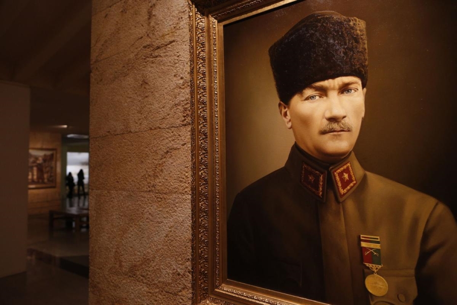 ATATÜRK ANILIYOR