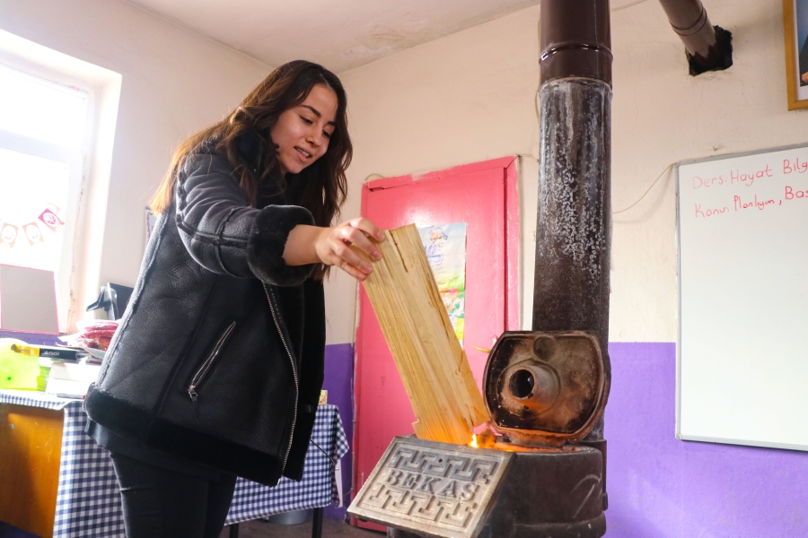 EBRU ÖĞRETMEN DAĞ KÖYÜNÜN KARDELENLERİ İÇİN TÜM ZORLUKLARA GÖĞÜS GERİYOR