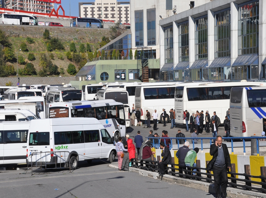 Otogarlarda bayram yoğunluğu başladı...