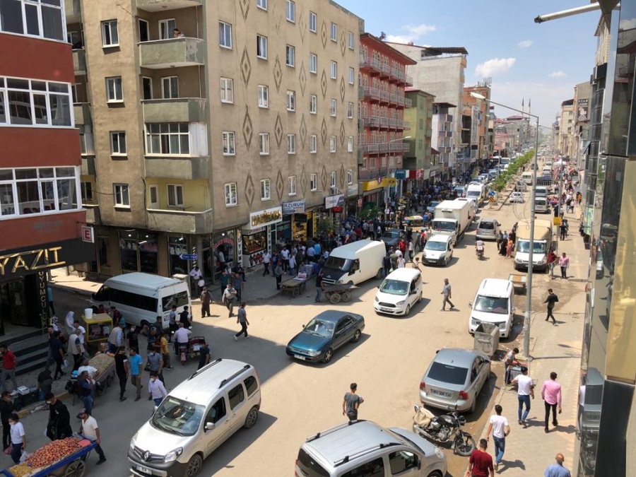 DOĞUBAYAZIT’TA ADIM ATACAK YER YOK, HER YER ARABA