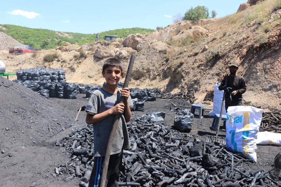 ALIN TERİNE KÖMÜR KARASI KARIŞANLAR