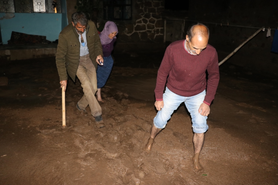 DOĞUBAYAZIT’A BAĞLI KALECİK KÖYÜNDE SEL