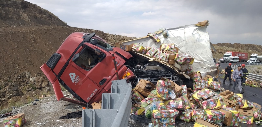DOĞUBAYAZIT’TA 2 TIR ÇARPIŞTI, KAZADA 1 KİŞİ ÖLDÜ