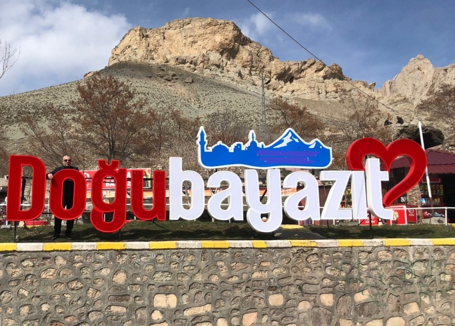 DOĞUBAYAZIT’TA GÖRÜNEN O Kİ FİKİR AYRILIKLARI BOLDUR…