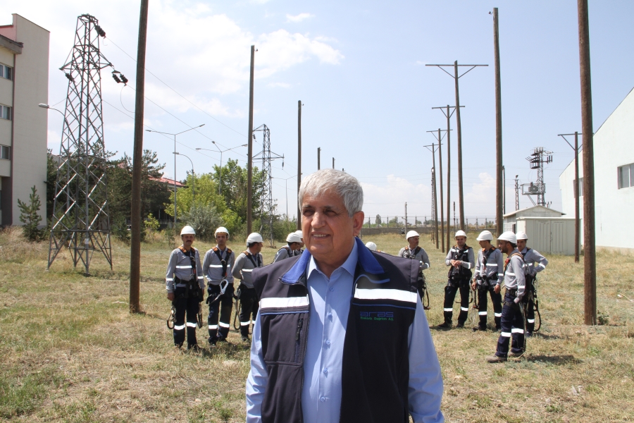 Elektrik arıza ekipleri yükseklik korkusunu 12 metrelik direklerde voleybol oynayarak yeniyor…