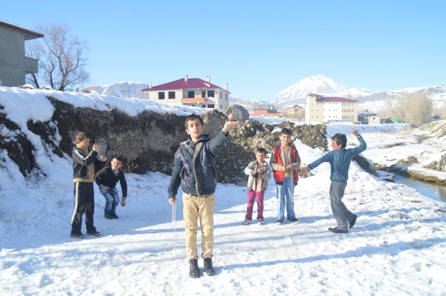 ÇOCUKLARIN KIŞ EĞLENCESİ TOPAÇ