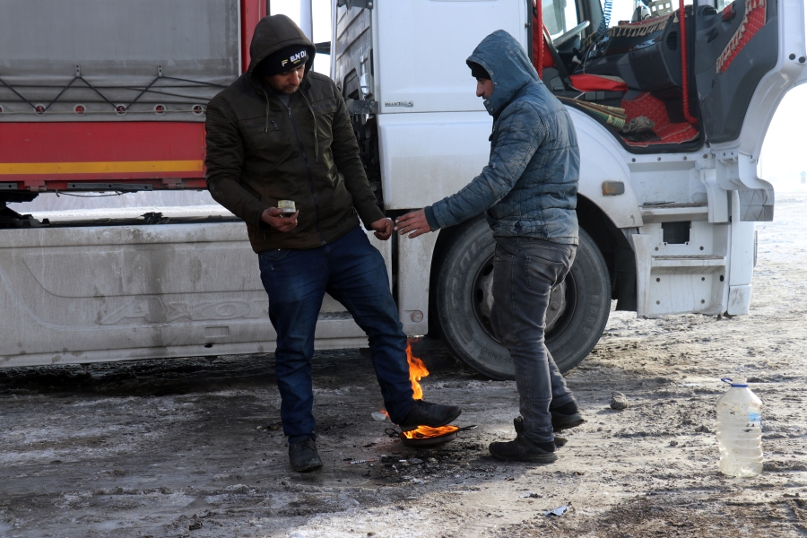 AĞRI’DA KAR VE SOĞUK HAVA ETKİLİ OLUYOR