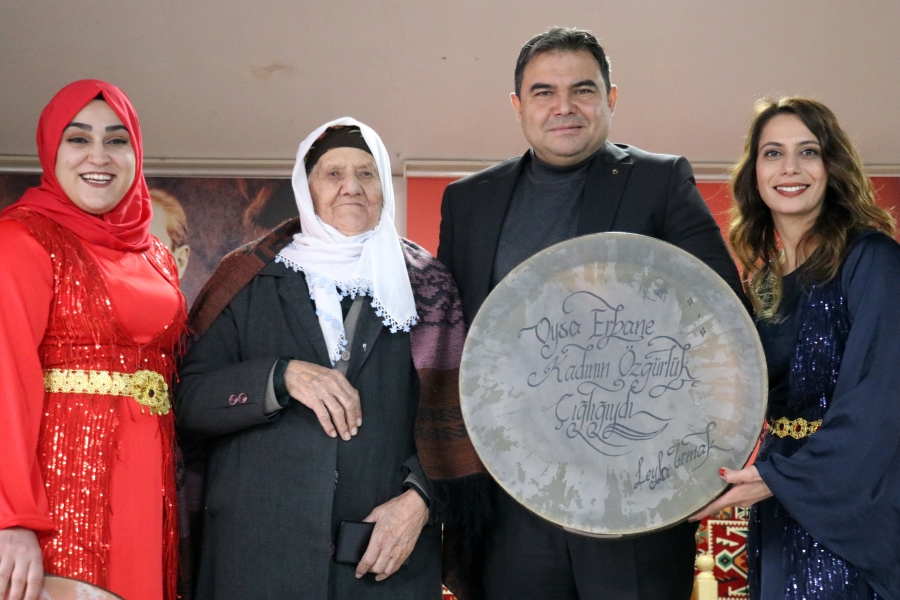 DİYADİN’DE EV KADINLARI KÜRTÇE VE TÜRKÇE ŞARKILARIN SESLENDİRİLDİĞİ KONSERDE EĞLENDİ