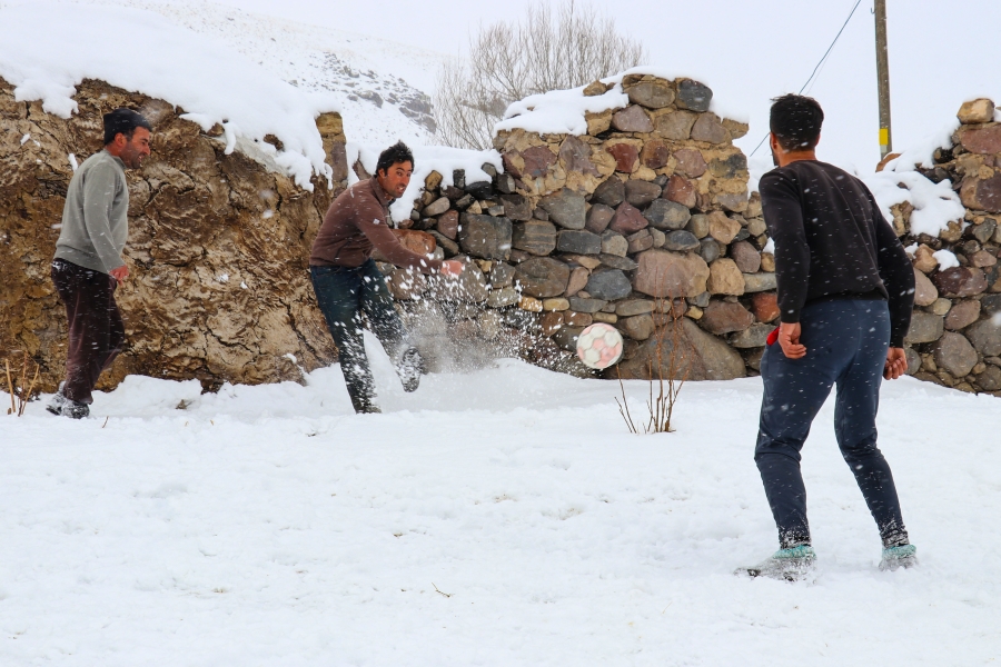 DAĞ KÖYLERİNDEKİ GENÇLER KAR ÜSTÜNDE FUTBOL OYNAYARAK VAKİT GEÇİRİYOR