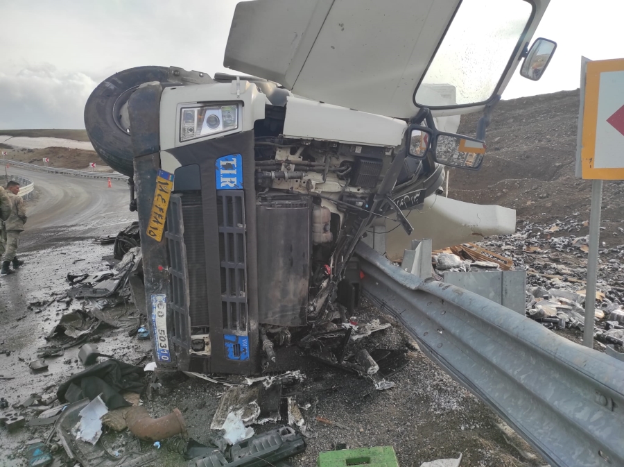 DOĞUBAYAZIT’TA 2 TIRIN ÇARPIŞTIĞI KAZADA BİR KİŞİ ÖLDÜ