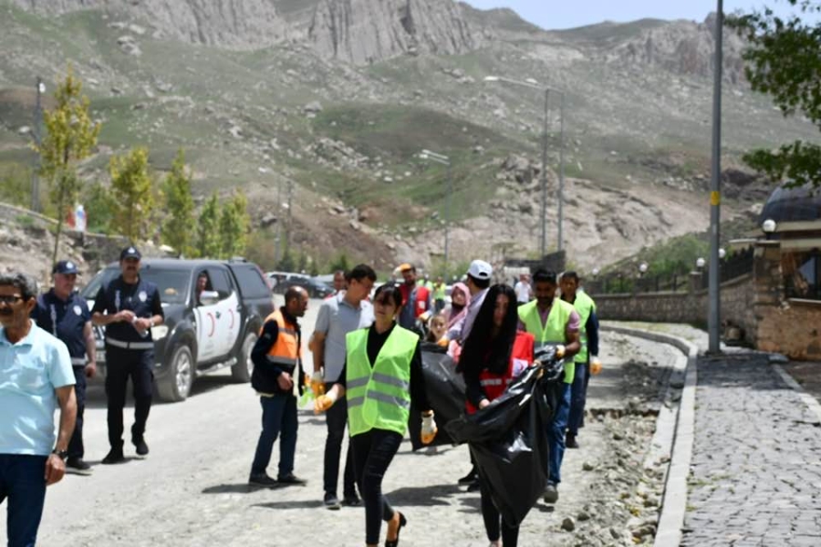 DÜNYA ÇEVRE GÜNÜNDE AHMEDE XANİ VE İSHAKPAŞA SARAYI ÇEVRESİNDE ÇÖP YIĞINI