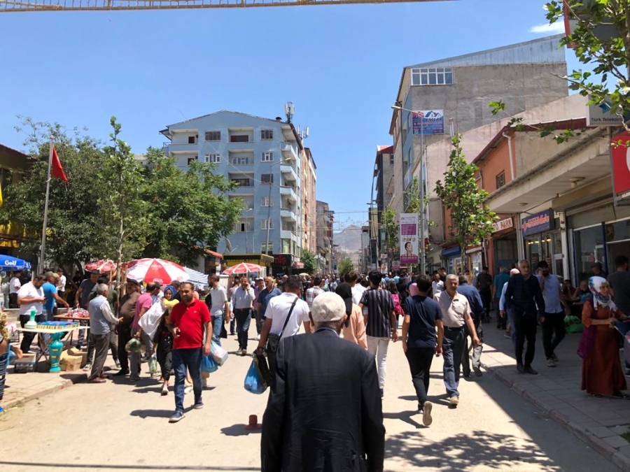 BAYRAM AREFESİNDE ÇARŞI PAZARDA İNSAN ÇOK ALIŞVERİŞ AZ
