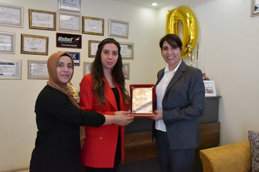 BELEDİYE BAŞKANI YILDIZ ACAR’DAN D&P EPİLASYON MERKEZİNE PLAKET