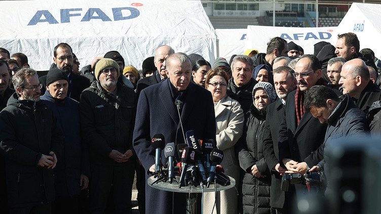 ERDOĞAN DEPREM BÖLGESİNDE: OTELLER DEPREMZEDELERE AÇILIYOR