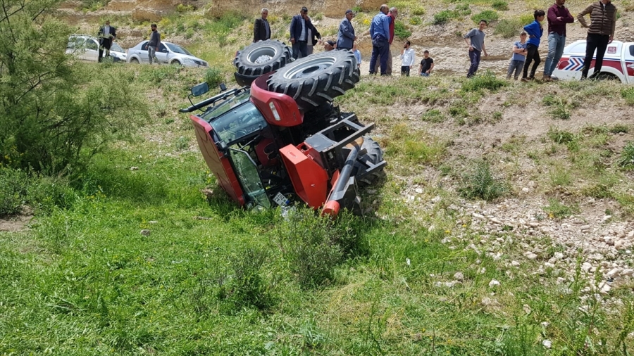 AĞRI TUTAK’TA DEVRİLEN TRAKTÖRÜN SÜRÜCÜSÜ YARALANDI