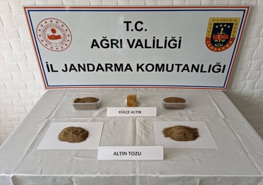 AĞRI’DA İRAN PLAKALI OTOBÜSTE KÜLÇE ALTIN VE ALTIN TOZU ELE GEÇİRİLDİ