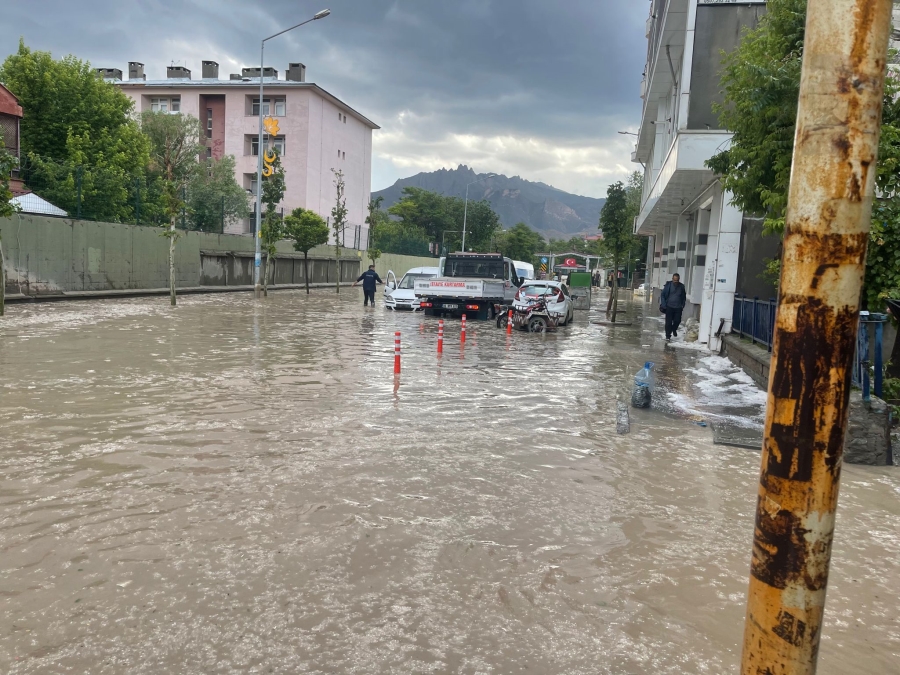 DOĞUBAYAZIT`I DOLU VURDU 