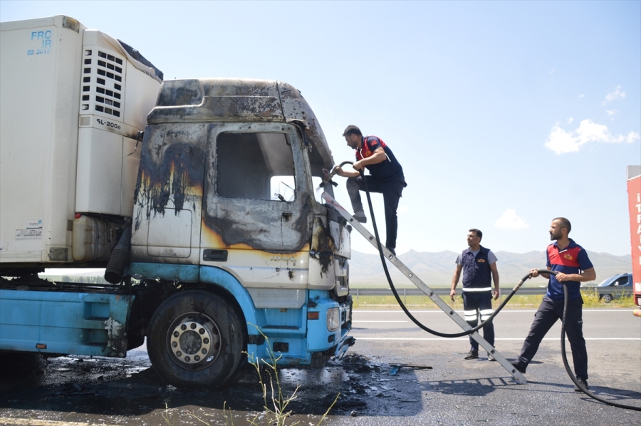 AĞRI’DA TIR YANGINI