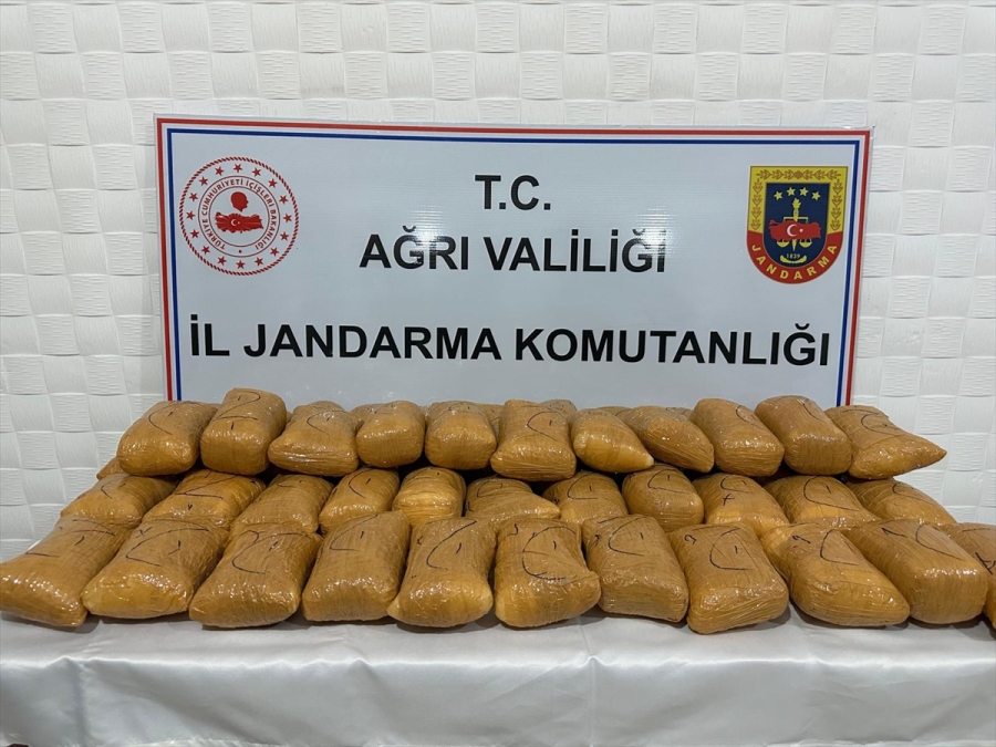 DOĞUBAYAZIT’TA UYUŞTURUCUYLA YAKALANAN DÜZENSİZ GÖÇMENLER TUTUKLANDI