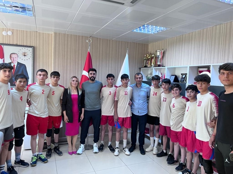 ŞAMPİYON VOLEYBOL TAKIMINDAN GENÇLİK MERKEZİ’NE ZİYARET