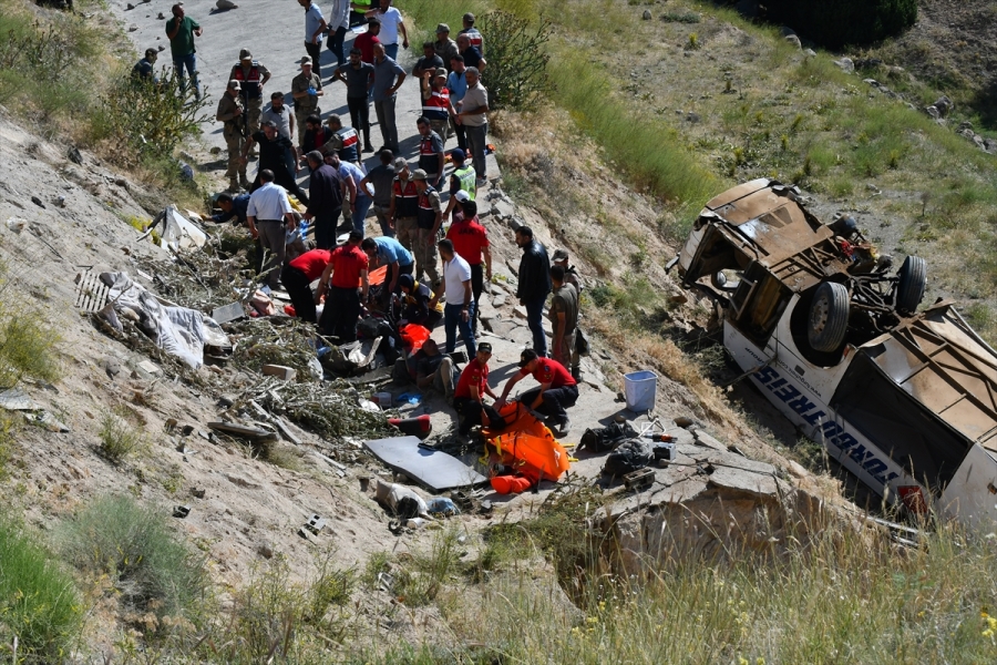  YOLCU OTOBÜSÜ ŞARAMPOLE DEVRİLDİ ÖLÜ SAYISI FAZLA