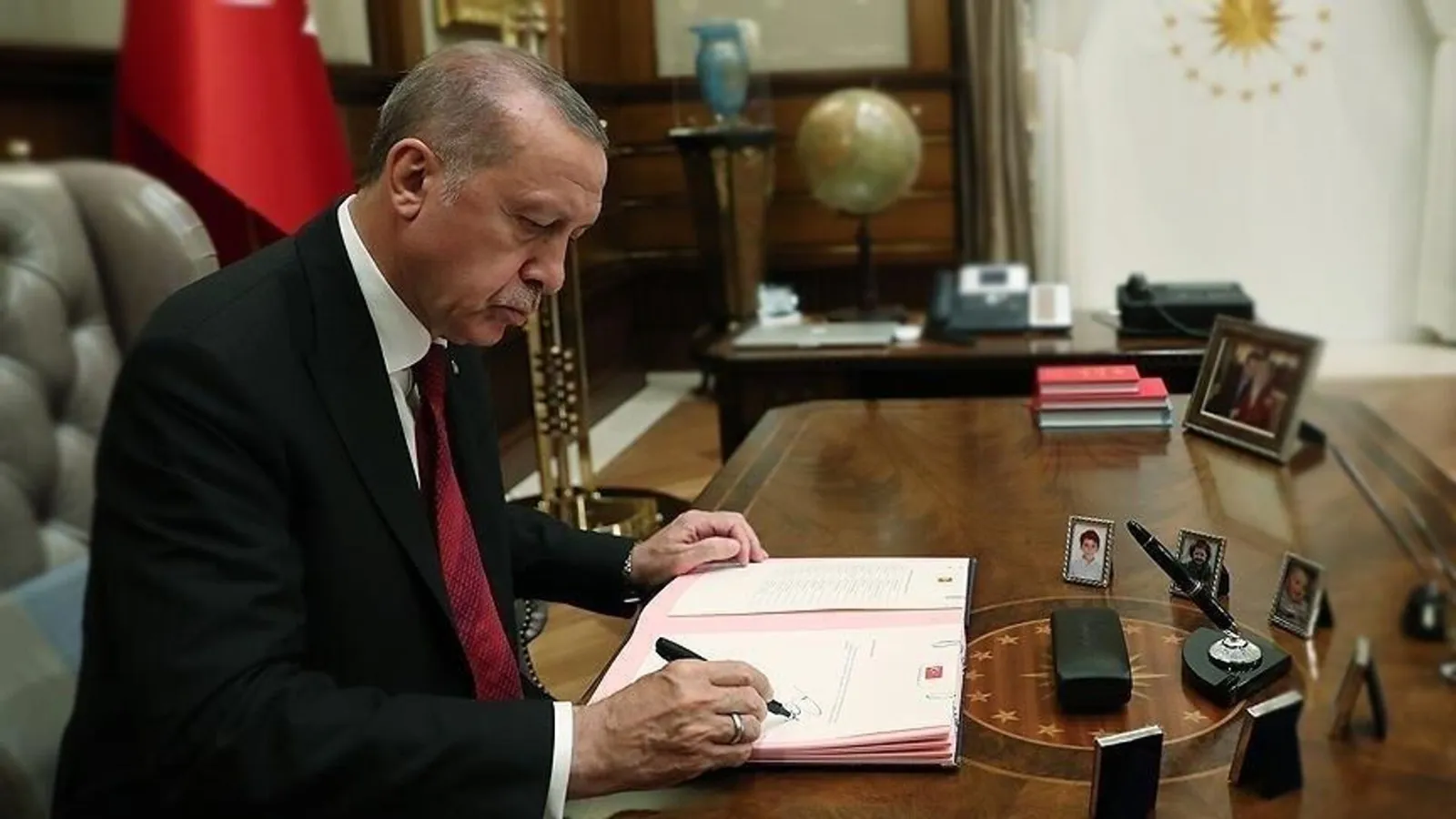 CUMHURBAŞKANI ERDOĞAN 20 ÜNİVERSİTEYE YENİ REKTÖR ATADI 