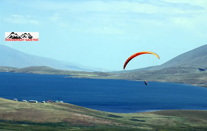 BALIK GÖLÜ VE ÇEVRESİ YAMAÇ PARAŞÜTÜ TUTKUNLARINI AĞIRLADI