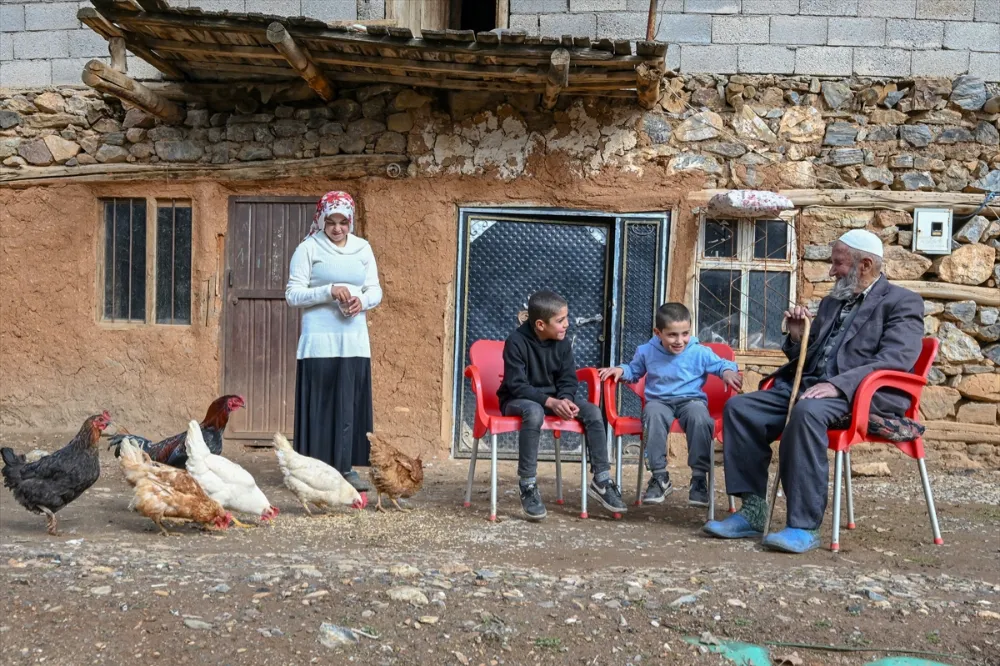 85 YAŞINDA İKİZLERİ OLAN BABA, VAKTİNİ 3. SINIFA GİDEN ÇOCUKLARIYLA GEÇİRİYOR