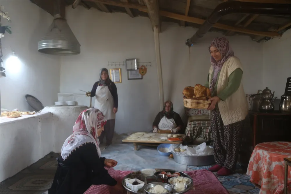 YÖRESEL EKMEĞİNİ YAPARAK İL DIŞINA GÖNDERİYOR