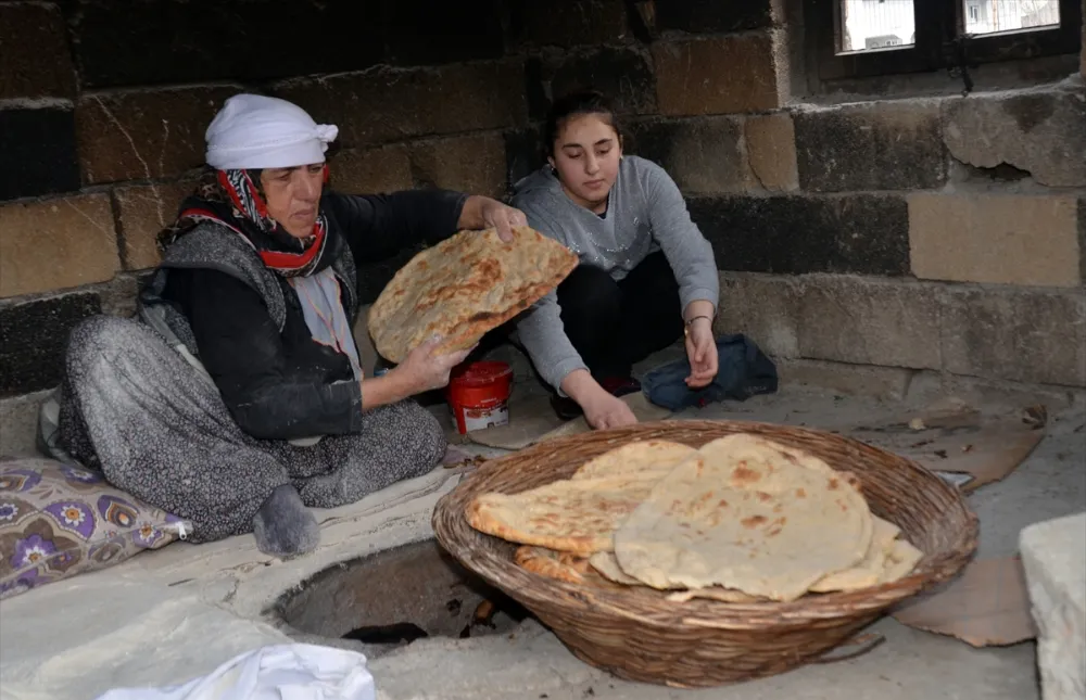 KADINLAR RAMAZAN İÇİN TANDIRDA EKMEK PİŞİRİYOR