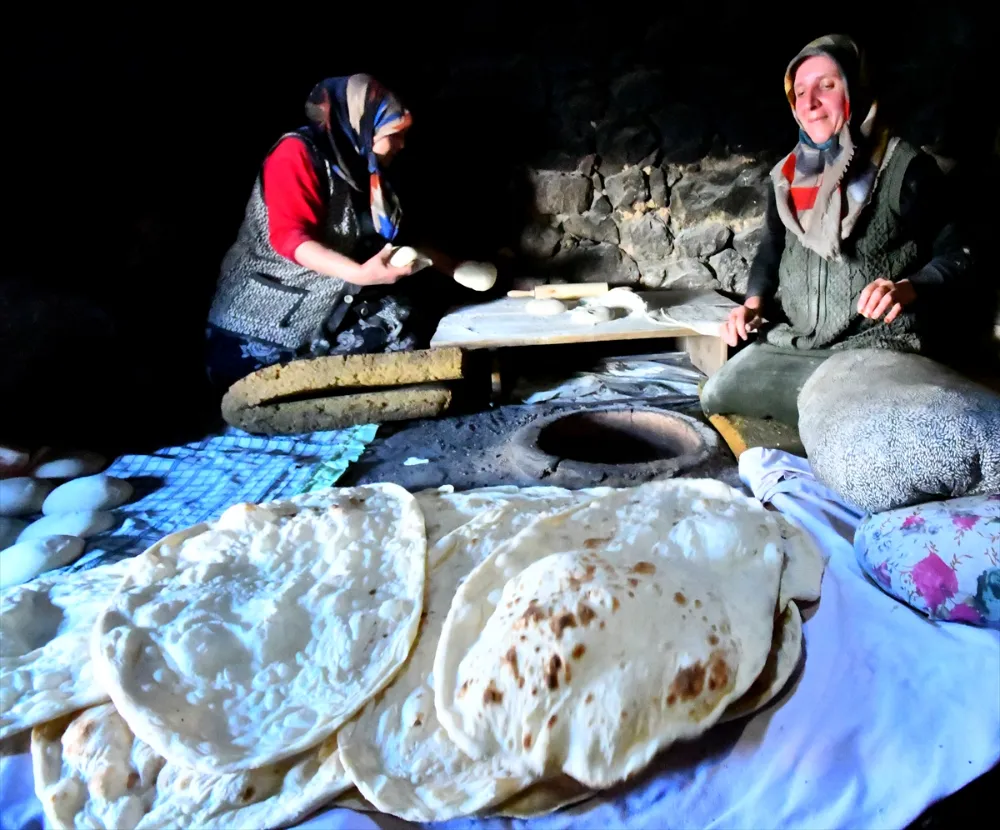 TANDIR VE FIRINLAR BAYRAMLIK EKMEK İÇİN YAKILDI