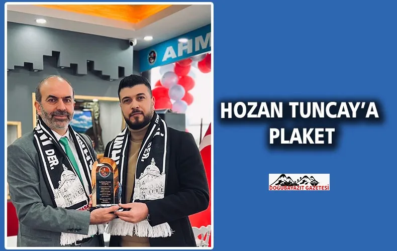 AHMEDÊ XANİ YARDIMLAŞMA VE DAYANIŞMA DERNEĞİ 12. YIL DÖNÜMÜ KUTLAMA PROGRAMINDA HOZAN TUNCAY’A ANLAMLI PLAKET