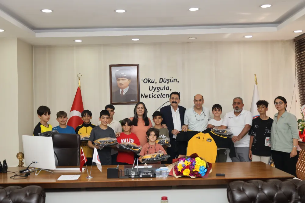OĞULOBA SPOR KULÜBÜ ÖĞRENCİLERİNE AĞRI BELEDİYESİNDEN FORMA VE ÇANTA DESTEĞİ