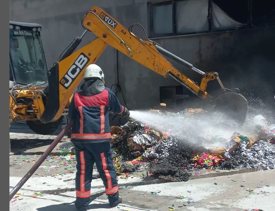 Doğubayazıt Belediyesi İtfaiyesinin Hızlı Müdahalesi Fabrika Yangınını Büyümeden Kontrol Altına Aldı