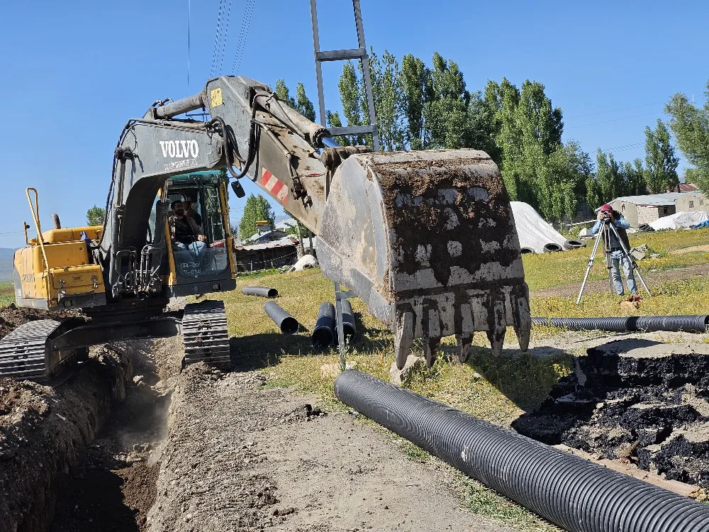 AĞRI MERKEZ FATİH MAHALLESİ’NDE KANAL ÇALIŞMALARI ARALIKSIZ SÜRÜYOR