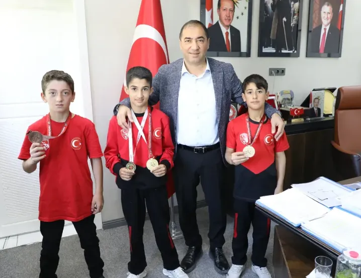Ağrı Gençlik ve Spor İl Müdürü Ahmet Çelebi, Başarılı Güreşçileri Kabul Etti