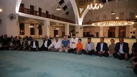 Ağrı Ulu Camii'nde Akşam Namazından Sonra Büyük Buluşma: Bu Kez Dua ve İkram İçin Toplandılar!
