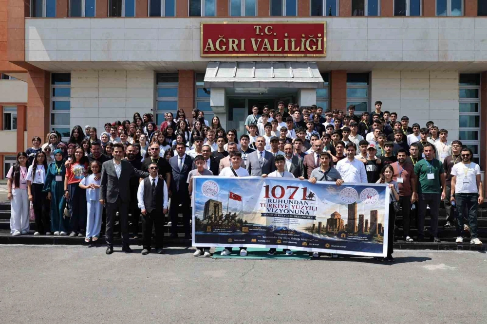 Ağrı’dan 200 öğrenci Çanakkale ve Ankara’ya tarih yolculuğuna uğurlandı