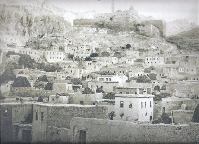 Zamanı Durduran Fotoğraf Ortaya Çıktı: 1927 Yılında İshak Paşa Sarayı’nda Çekilen O Kare Yürekleri Dağladı!