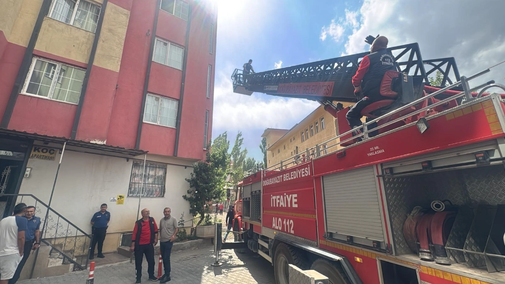 VİDEO -  Doğubayazıt Çarşı Merkezinde Korkutan Yangın: Maddi Hasar Oluştu